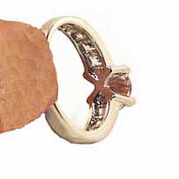 2 ct CUBIC ZIRCONIA & 6 SQUARE SIDE STONES, STERLING SILVER, Sz 8, GENUINE FACET - Picture 5 of 5